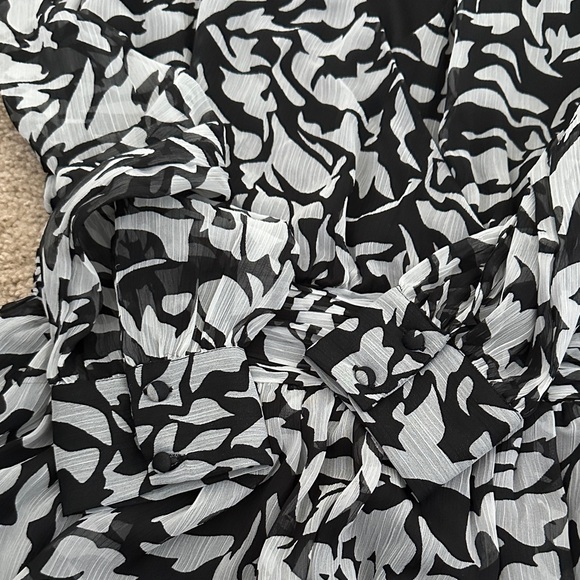 Vero Moda Black and Gray Printed Long-Sleeve Wrap Dress - Picture 5 of 6